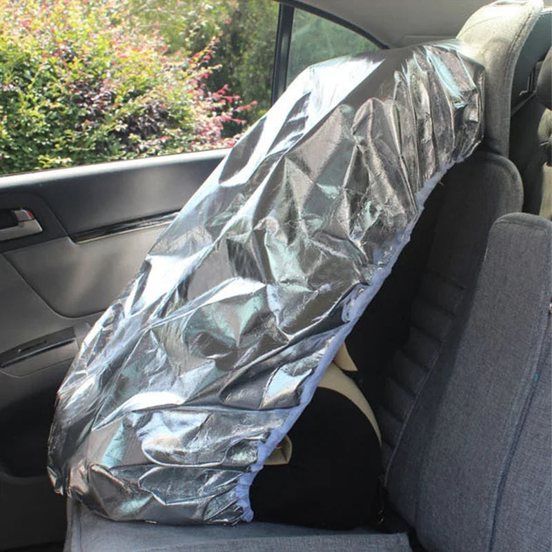Dryyver BabyGuard - Vue latérale de la housse de protection solaire sur un siège auto bébé
