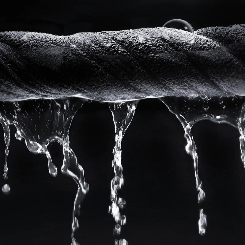 Dryyver MicroClean™ - Illustration de l’excellente capacité d’absorption de l’eau de la serviette en microfibre, conçue pour un séchage rapide et sans traces.