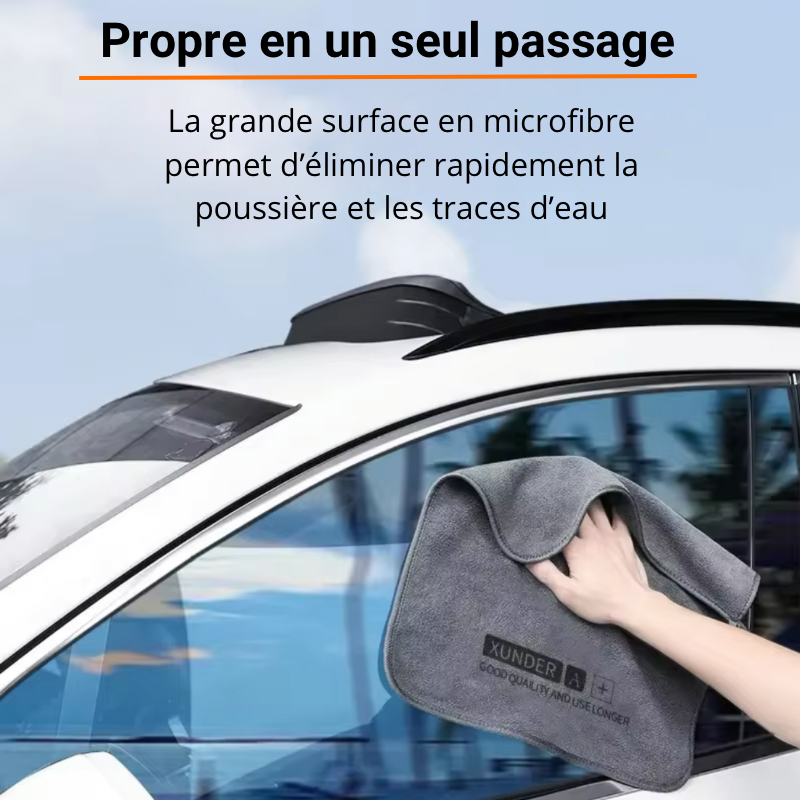 Serviette en microfibre Dryyver MicroClean™ utilisée pour nettoyer un pare-brise de voiture, éliminant les poussières et traces d’eau en un seul passage.