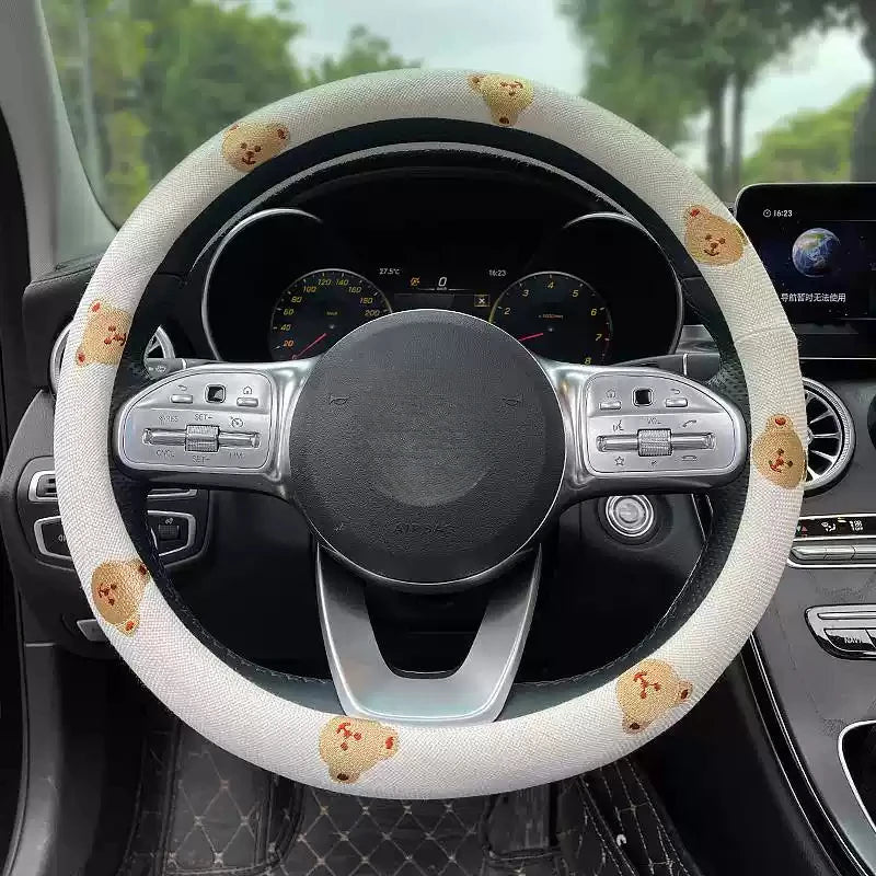 Couvre-volant Dryyver Vibe™ orné de plusieurs broderies d’oursons – accessoire de voiture fun et attendrissant.