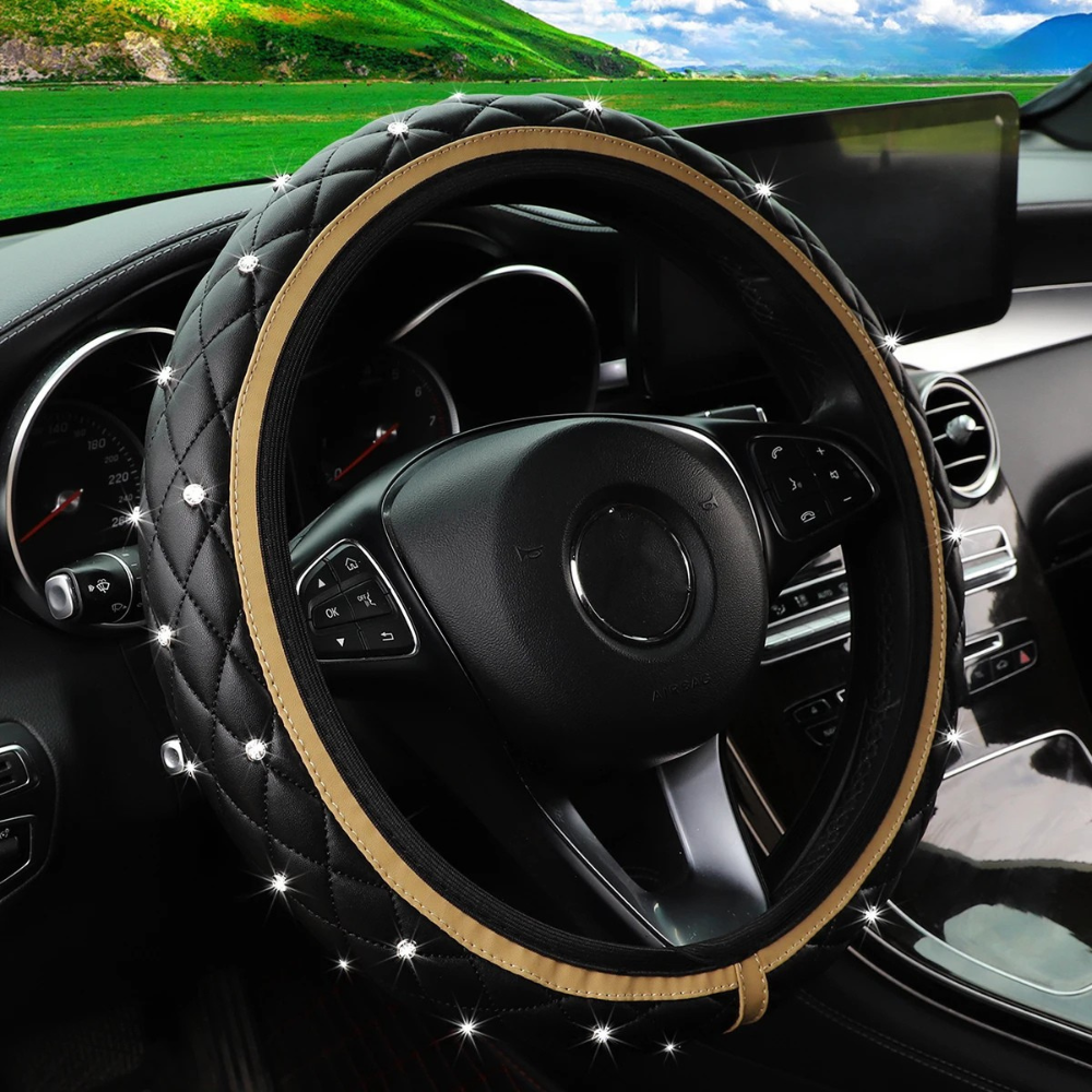 Couvre-volant Dryyver Vibe™ CrystalEdge en cuir noir matelassé avec strass brillants et bordure beige élégante.