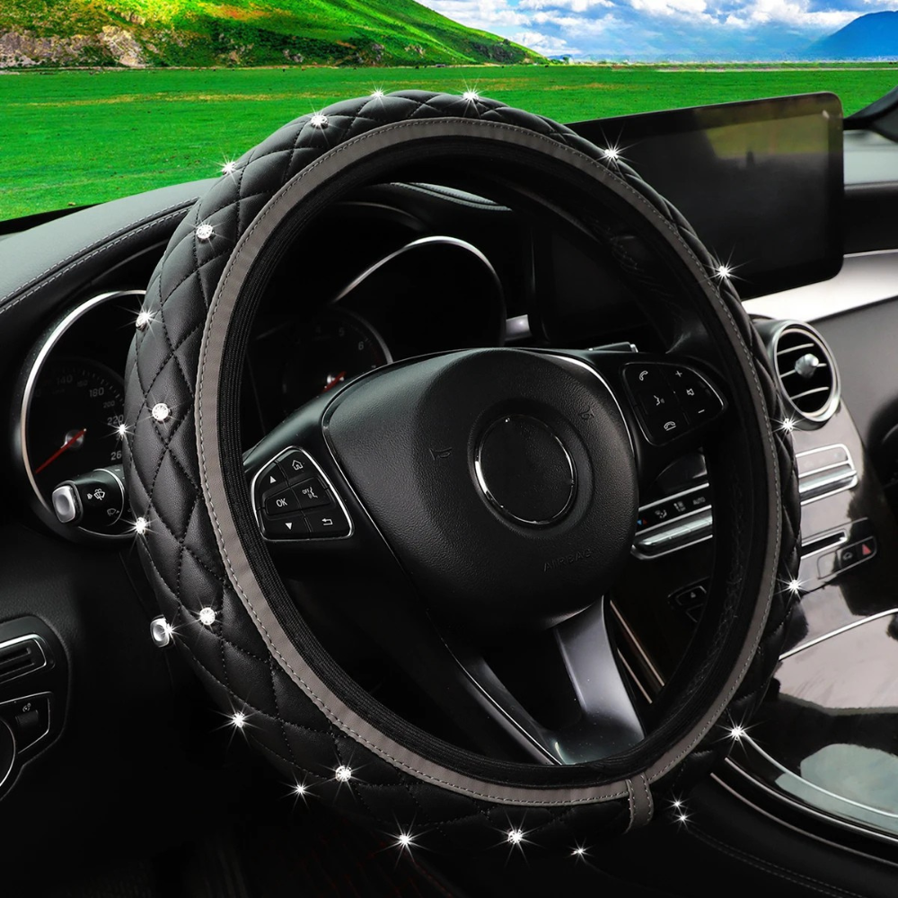 Couvre-volant Dryyver Vibe™ CrystalEdge noir matelassé, finition strass étincelants et bord gris discret.