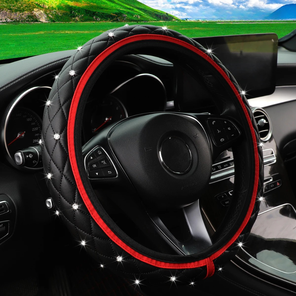 Couvre-volant noir Dryyver Vibe™ CrystalEdge avec bord rouge intense et décorations en strass brillants.