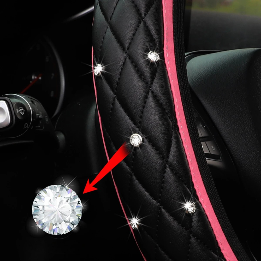 Gros plan sur la texture matelassée du cuir et les cristaux scintillants du couvre-volant Dryyver Vibe™ CrystalEdge.