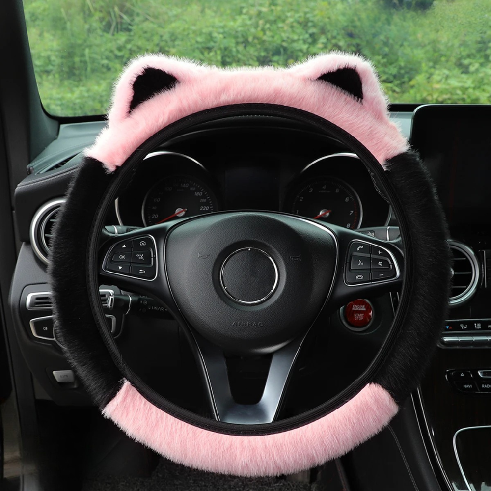 Couvre-volant en fausse fourrure rose et noir avec oreilles de chat – modèle kawaii Dryyver Vibe™ SoftKawaii