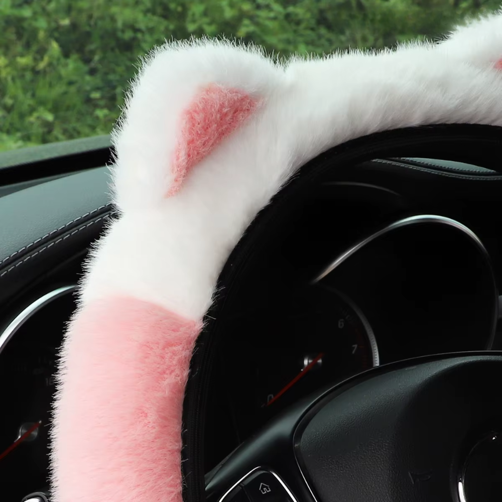 Zoom sur l’oreille rose en fausse fourrure du couvre-volant Dryyver Vibe™ SoftKawaii