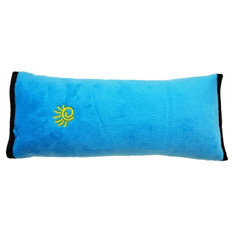 Coussin de sécurité bleu clair DryyverDream™ fixé sur une ceinture de sécurité, offrant un confort optimal pendant le voyage.