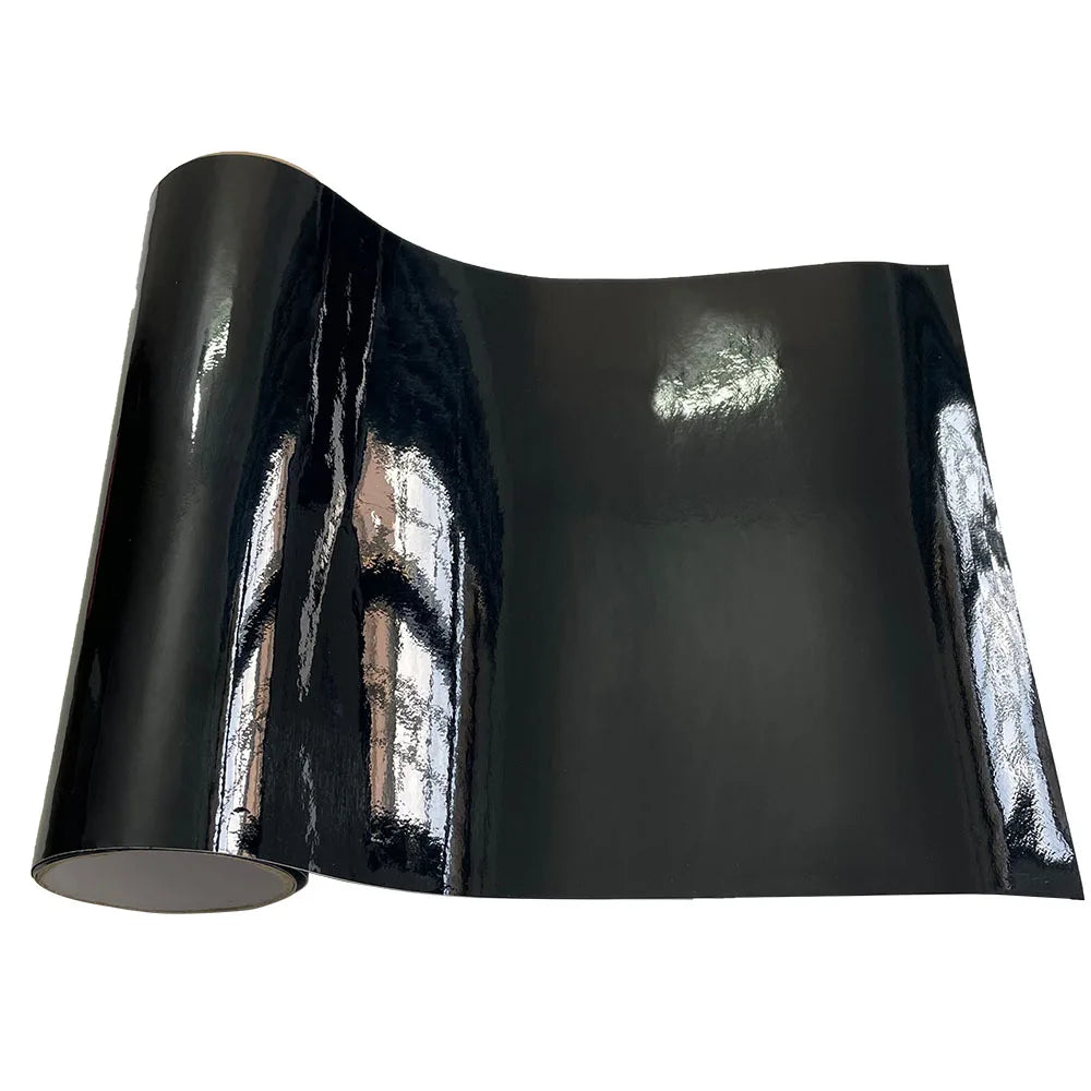 Film autoadhesif DryyverCovering™ en finition noir brillant, offrant un effet miroir pour un look moderne et raffiné sur votre voiture.