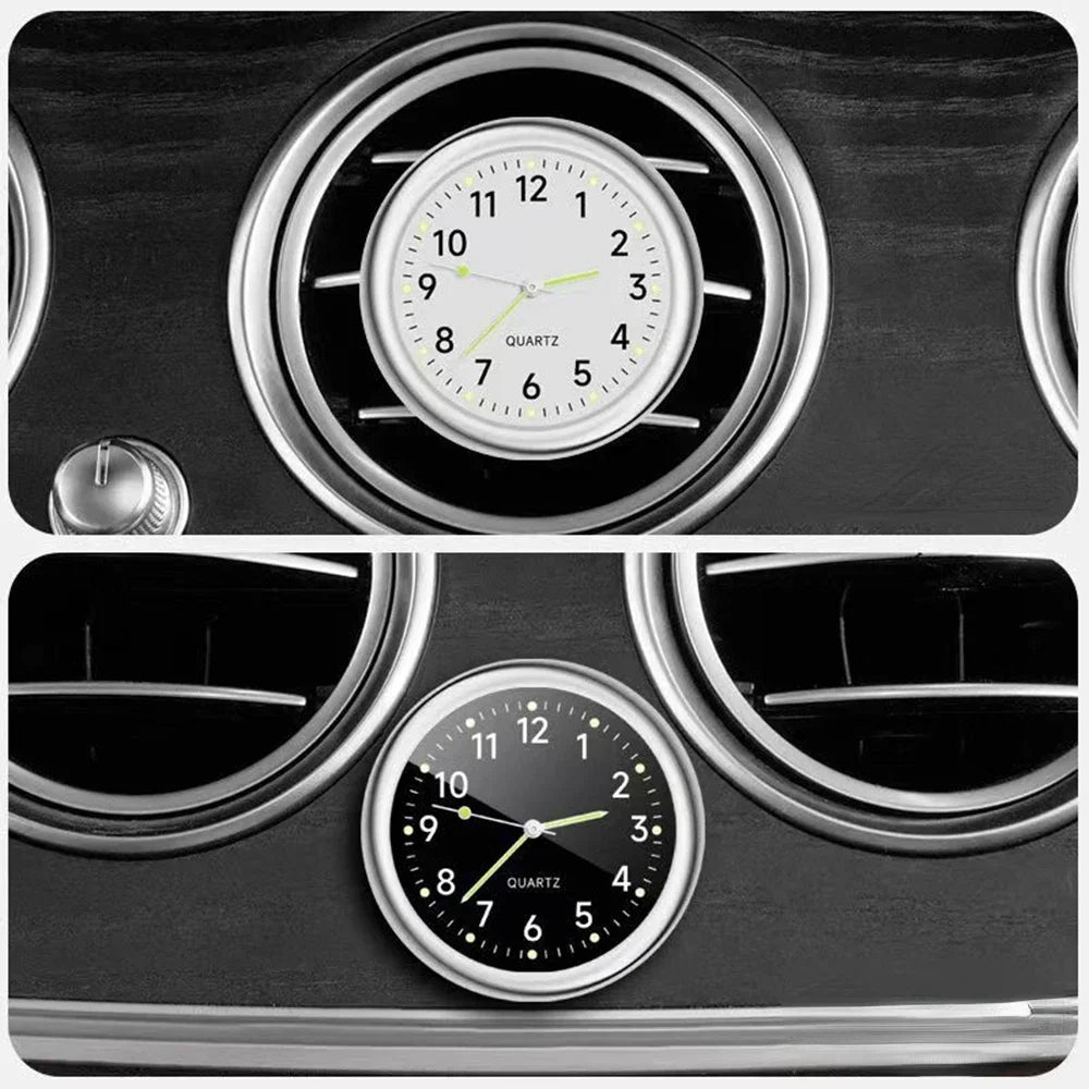 Deux variantes de l’horloge de tableau de bord à quartz Dryyver DashClock™ : une avec cadran blanc et l’autre avec cadran noir, illustrant les options de personnalisation disponibles.