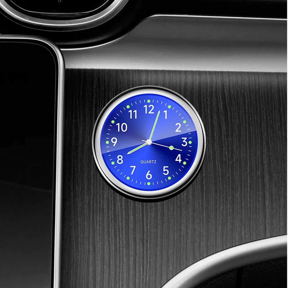Horloge de tableau de bord à quartz avec cadran bleu, ajoutant une touche de style et de couleur à l’intérieur du véhicule.