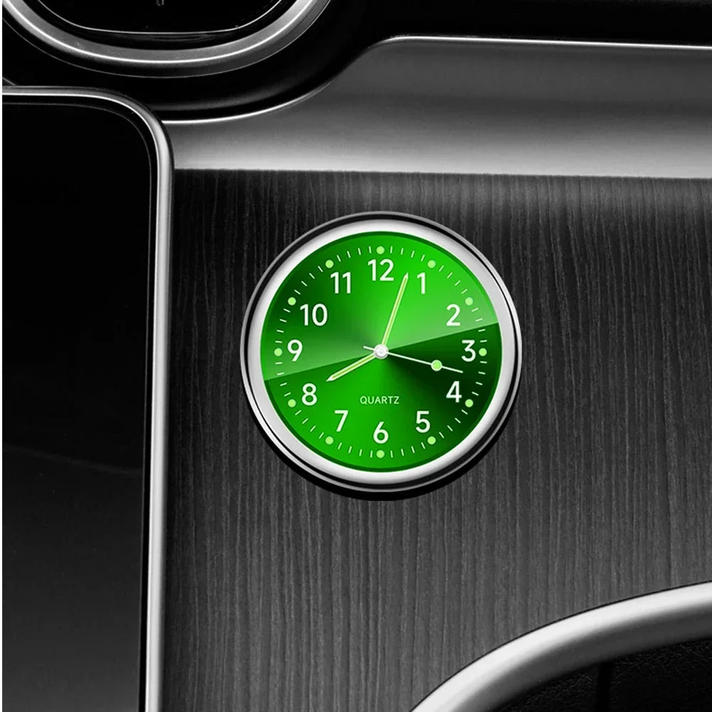 Horloge de tableau de bord à quartz avec cadran vert, ajoutant une touche de style et de couleur à l’intérieur du véhicule.
