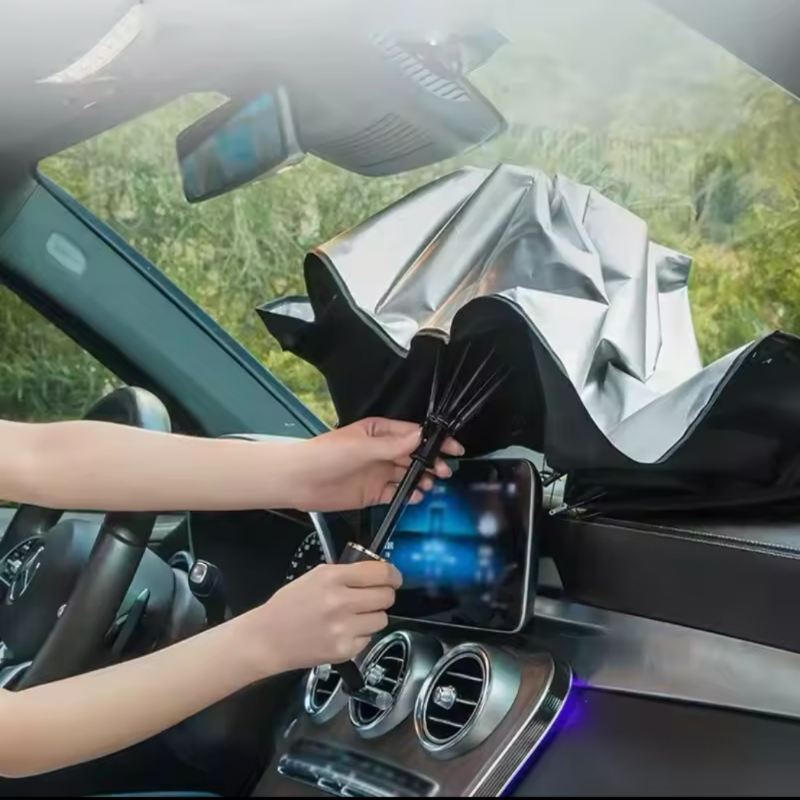 Processus d’installation du pare-soleil rétractable Dryyver SunFlex à l’intérieur de la voiture, montrant sa facilité d’utilisation.