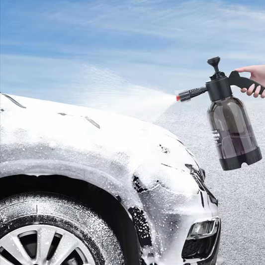 Pulvérisateur Dryyver FoamSpray™ appliquant de la mousse sur une voiture pour un nettoyage efficace.