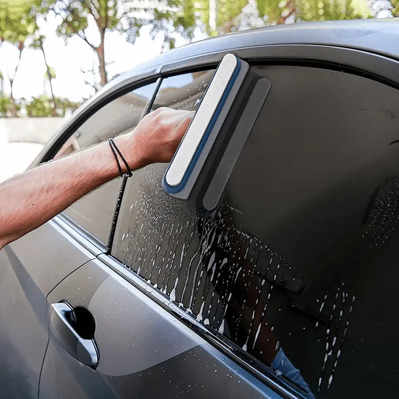 Raclette Dryyver GlassMaster™ en action sur une vitre de voiture, éliminant l’eau pour une transparence parfaite.