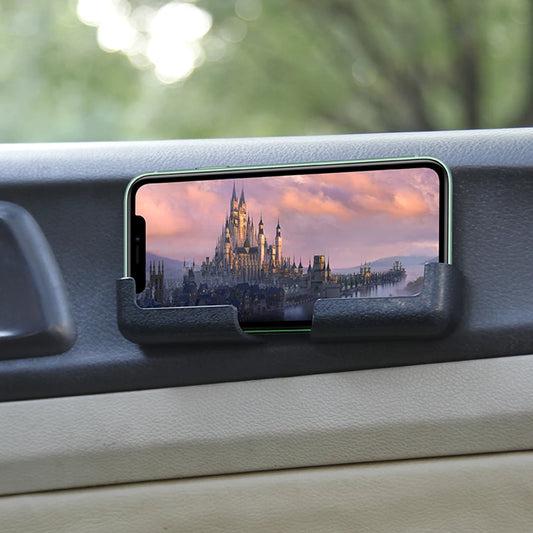 Support de téléphone Dryyver QuickFix™ fixé sur le tableau de bord de la voiture, affichant un paysage de château sur l’écran du smartphone.