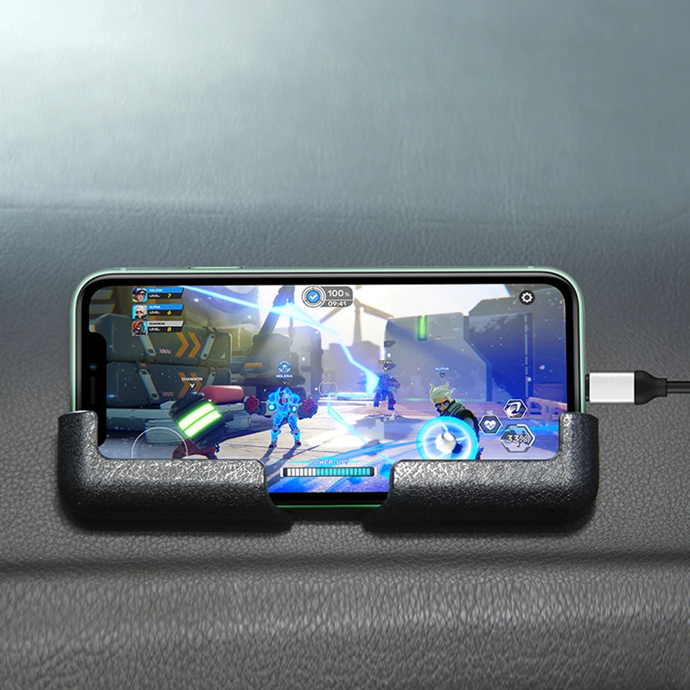 Support de téléphone Dryyver QuickFix™ utilisé pour maintenir un smartphone en mode paysage, affichant un jeu vidéo sur l’écran, fixé au tableau de bord de la voiture.