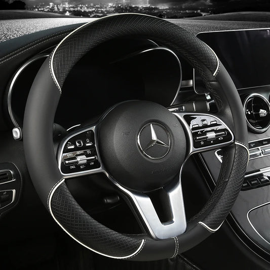 Couvre-volant respirant Dryyver Zen™ Touch blanc avec surpiqûres, installé dans une Mercedes – intérieur voiture moderne