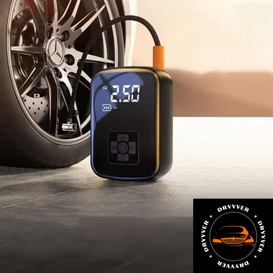 Gonfleur automatique intelligent Dryyver AirSmart™ utilisé pour gonfler le pneu d’une voiture, avec affichage numérique de la pression des pneus.