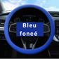 Couvre-volant dryyver-ecogrip en silicone de couleur bleu foncé installé sur le volant d’une voiture, offrant une apparence élégante et moderne.