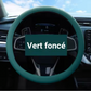 Couvre-volant dryyver-ecogrip en silicone de couleur vert foncé installé sur le volant d’une voiture, offrant une apparence élégante et moderne.