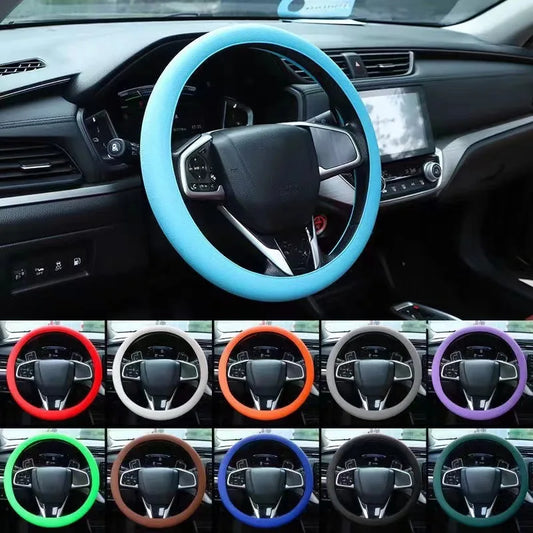 Vue intérieure d’une voiture avec une couverture de volant dryyver-ecogrip en silicone multicolore, montrant différentes couleurs disponibles.