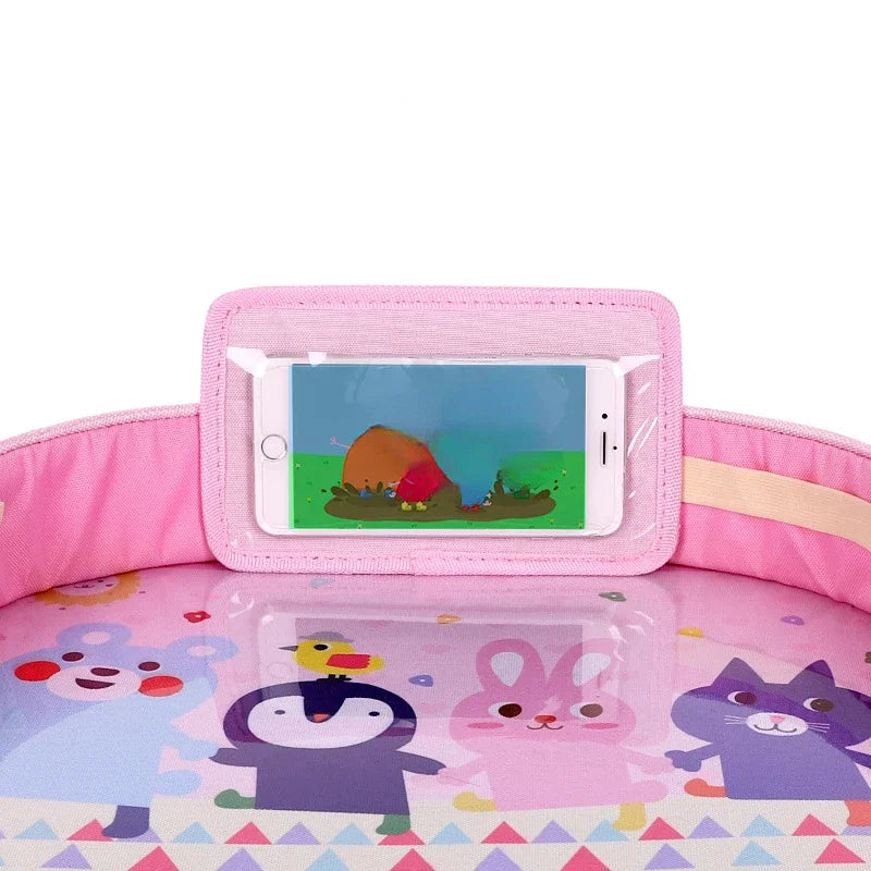 Tablette de voyage pour enfants Dryyver KidsTable™ en rose avec un support de téléphone intégré pour divertissement.