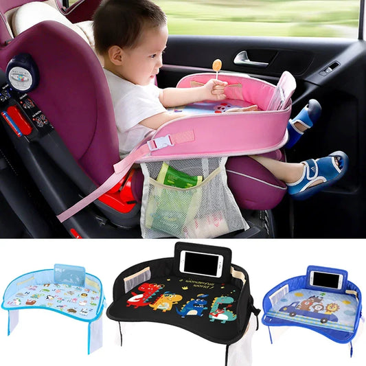 Enfant utilisant la tablette de voyage Dryyver KidsTable™ en voiture, idéale pour les jeux et activités pendant les trajets.