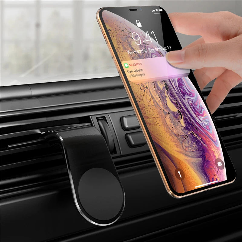 Dryyver MagHold™ - Support Magnétique de Téléphone pour Voiture en utilisation avec un iPhone, offrant une fixation solide et sécurisée.