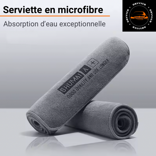 Serviette en microfibre Dryyver MicroClean™ enroulée, idéale pour une absorption exceptionnelle de l’eau.