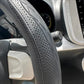 Zoom sur la finition du Dryyver Pure Luxury – surpiqûres en losange et micro-perforations antidérapantes