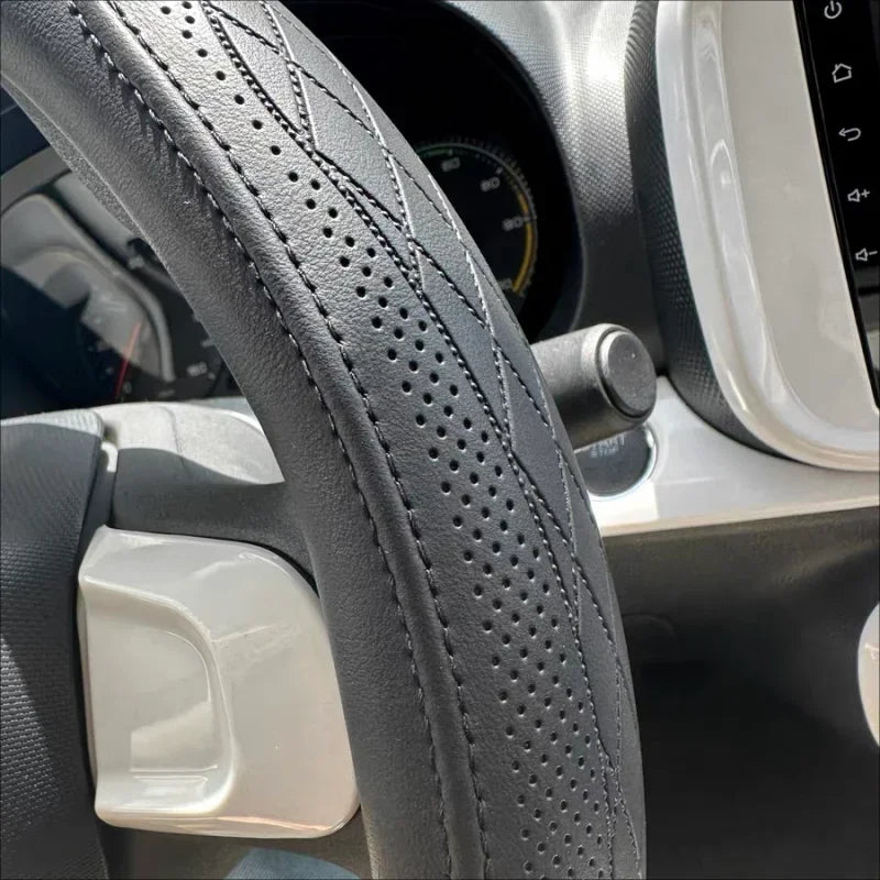 Zoom sur la finition du Dryyver Pure Luxury – surpiqûres en losange et micro-perforations antidérapantes