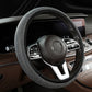  Couvre-volant Dryyver Vibe™ GlamShine avec cristaux blancs brillants dans un intérieur de voiture luxueux.