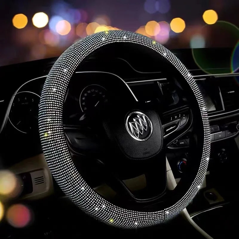 Couvre-volant Dryyver Vibe™ GlamShine diamond edition dans un intérieur de voiture luxueux.