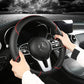 Utilisation en situation du Dryyver Zen™ Touch rouge avec les mains sur le volant