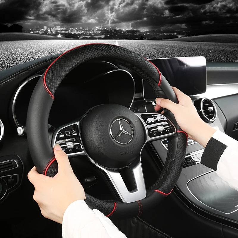 Utilisation en situation du Dryyver Zen™ Touch rouge avec les mains sur le volant