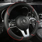 Vue intérieure avec Dryyver Zen™ Touch noir et rouge installé sur volant dans voiture haut de gamme