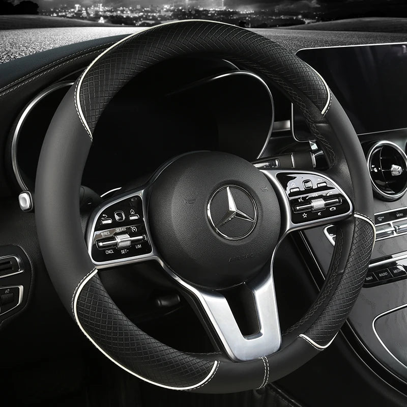 Couvre-volant Dryyver Zen™ Touch avec surpiqûres blanches dans une Mercedes de luxe