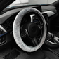 Couvre-volant Dryyver Zen™ Velvet gris en peluche ultra-douce installé dans une voiture moderne