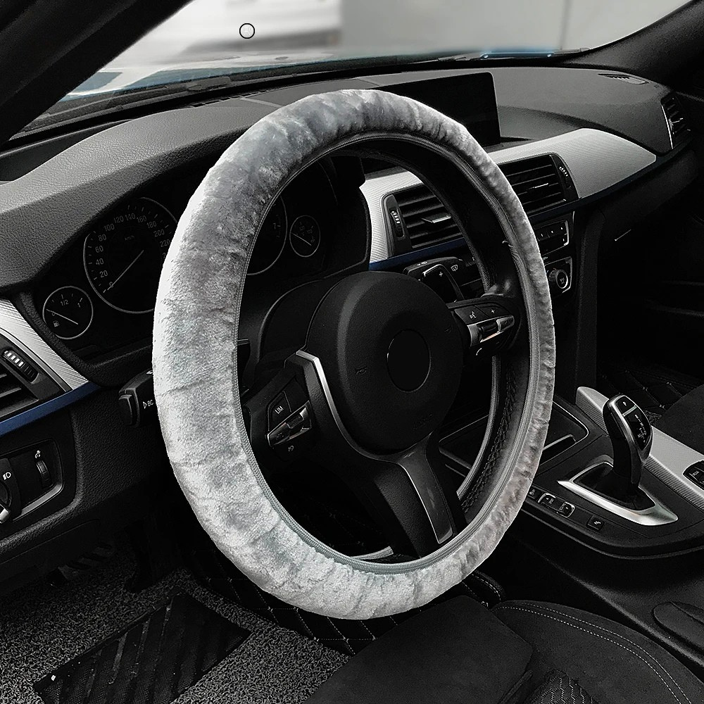 Couvre-volant Dryyver Zen™ Velvet gris en peluche ultra-douce installé dans une voiture moderne