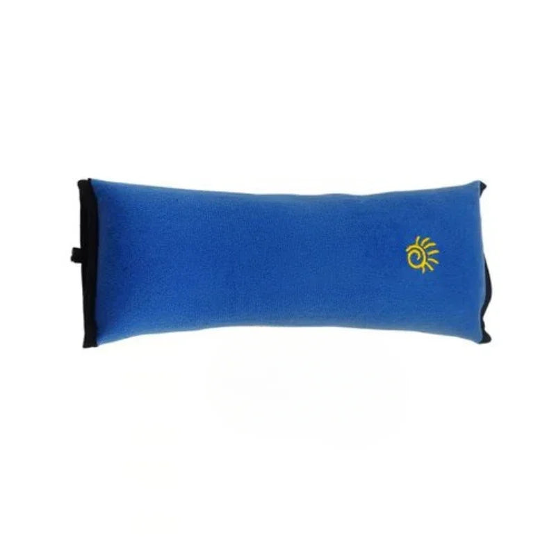 Coussin de sécurité bleu foncéDryyverDream™ fixé sur une ceinture de sécurité, offrant un confort optimal pendant le voyage.