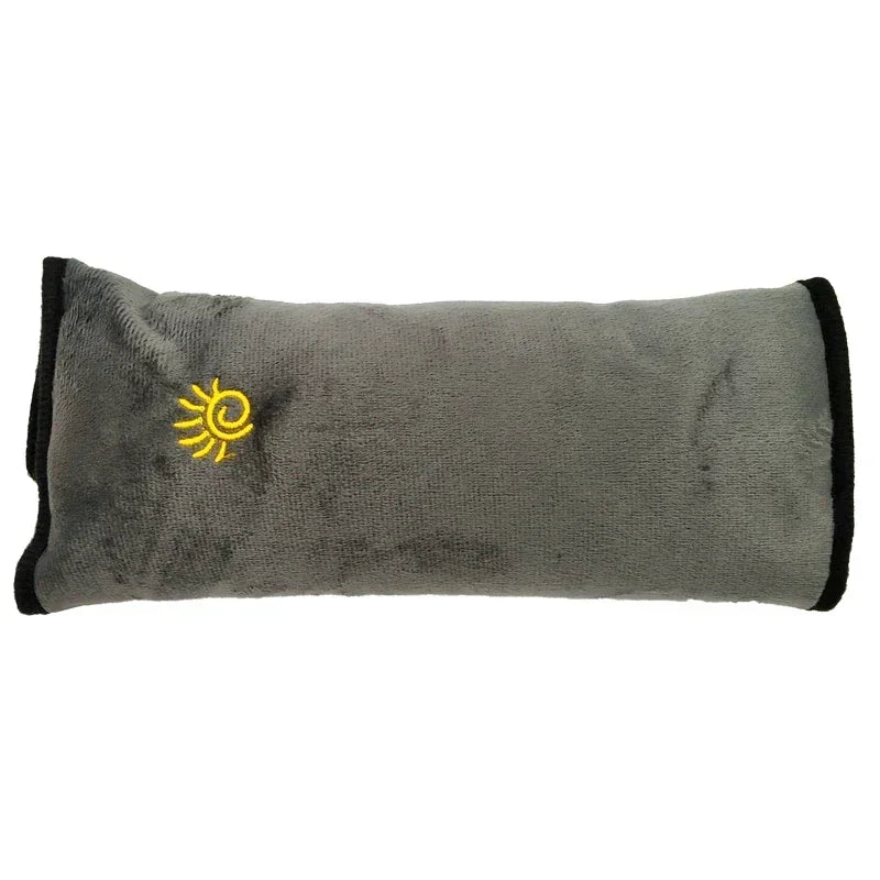 Coussin de sécurité gris DryyverDream™ fixé sur une ceinture de sécurité, offrant un confort optimal pendant le voyage.