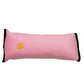 Coussin de sécurité rose DryyverDream™ fixé sur une ceinture de sécurité, offrant un confort optimal pendant le voyage.