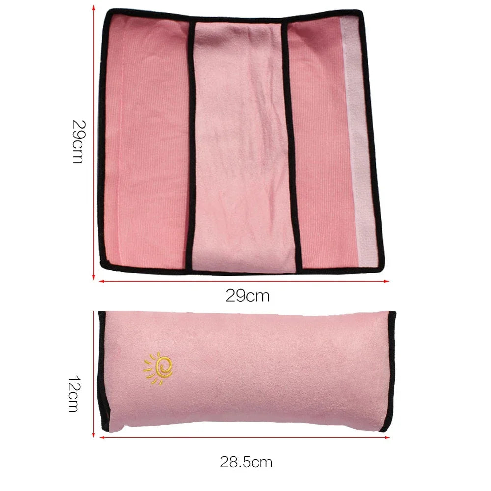 Dimensions du coussin DryyverDream™ rose, indiquant sa taille parfaite pour un soutien de tête confortable pendant les trajets en voiture.