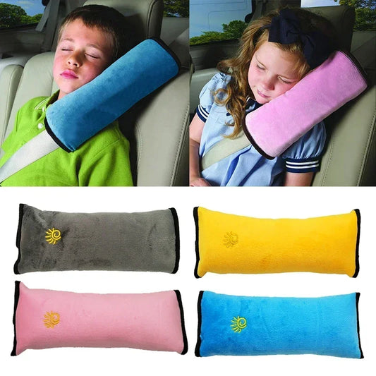 Ensemble de coussins de ceinture DryyverDream™ en différentes couleurs (gris, rose, bleu, jaune), offrant un soutien doux et confortable pour les enfants pendant les voyages en voiture.