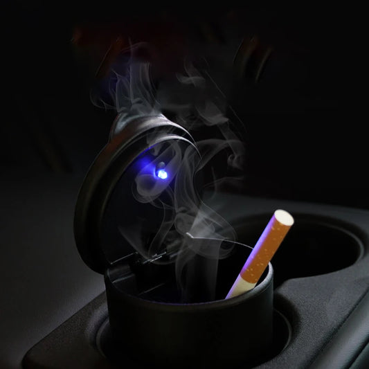 Cendrier de voiture DryyverSmoke™ avec lumière LED, allume-cigare inséré, image en gros plan avec fumée visible