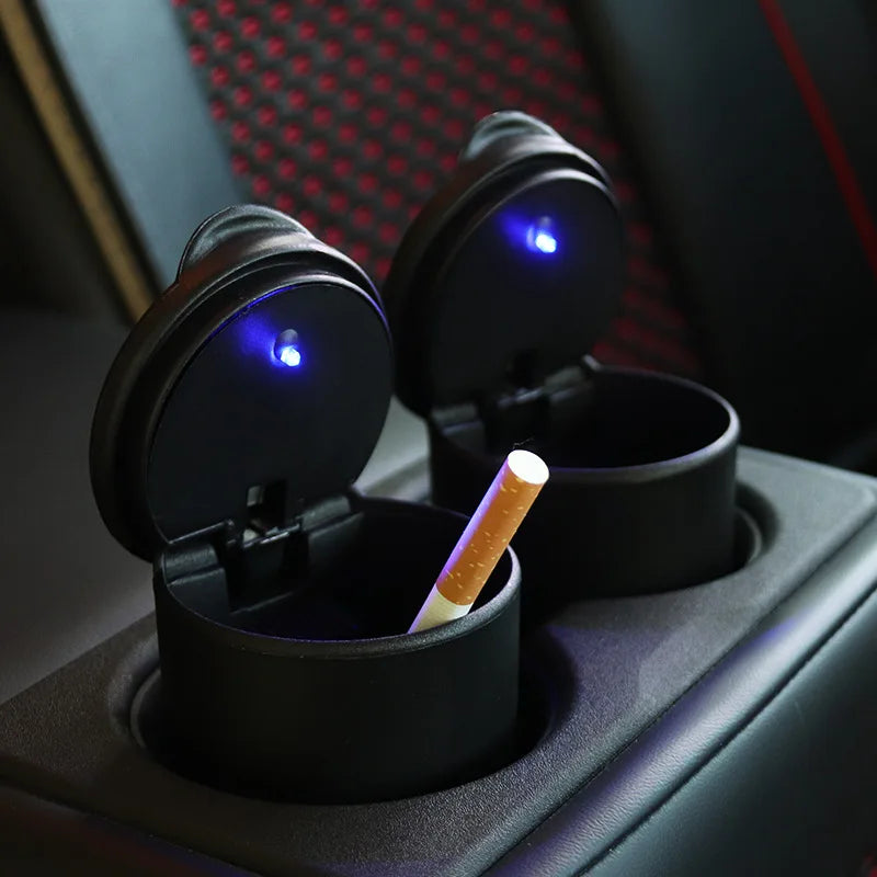 Deux cendriers de voiture DryyverSmoke™ avec lumière LED, posés dans les porte-gobelets de la voiture.