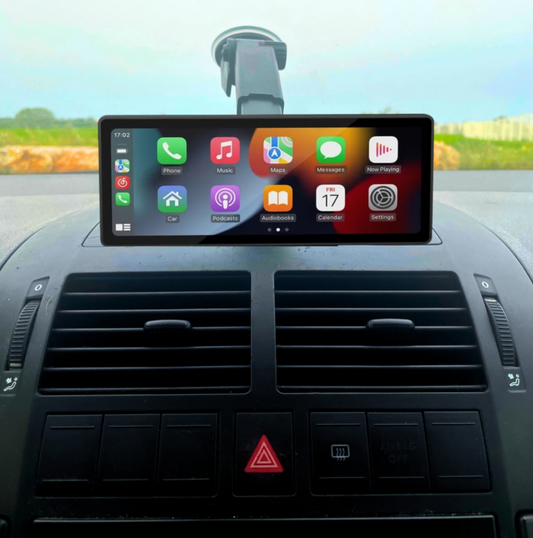 Écran voiture 10 pouces avec CarPlay installé sur le tableau de bord, affichant des applications de navigation et de musique