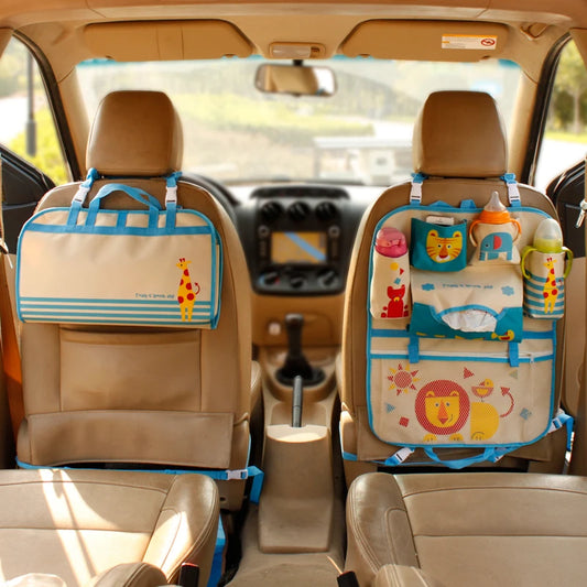 Organiseur de siège arrière pour enfants installé dans une voiture avec divers objets rangés